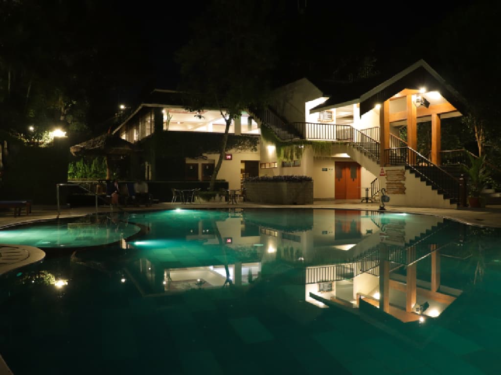 Swimming Pool image 2
